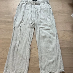 Linnebyxor  - Linnebyxor från Vero Moda, Storlek S,  Men är uppsydda så är precis för mig i längden och jag är 155 cm & mycket bra skick 