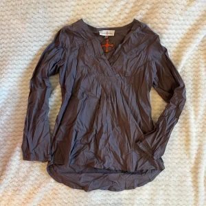 Grålila blus - Grålila blus från Holy Sally. Strl 140 men passar mig som vanligtvis har XS. Aldrig använd!