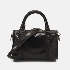 Zadig väska - 🙌🏼INTRESSEKOLL🙌🏼 På min zadigväska i modellen ”xs sunny vintage patent axelremsväska - noir” Lite defekt på handtagen men annars väldigt fint skick💕nypris: 5 545 Kom med prisförslag 🩷🥰 