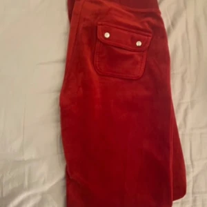 Juicy byxor❤️ - Hej fina ni! Jag säljer dom här röda juicy byxorna som inte kommer till användning, använda kanske 4-5 gånger men inte riktigt min färg. Dom är i storlek M och är i gott skick. Pris kan diskuteras såklart❤️ 