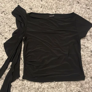 Tight tröja med design - En jätte fin tröja med lite design på höger sida som kan knytas