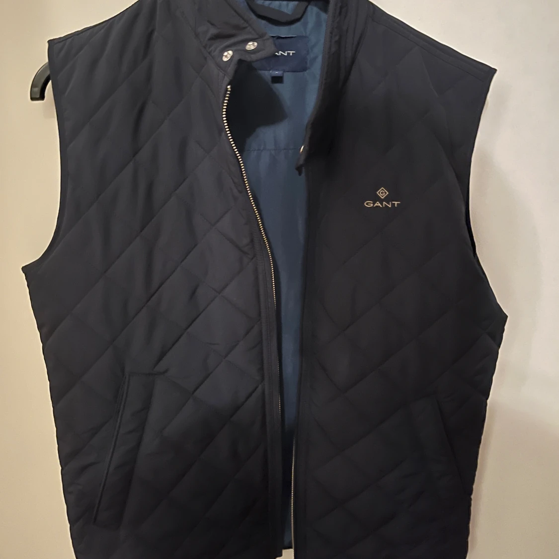 Gant väst säljes