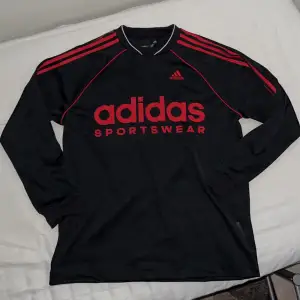 Fet, helt ny adidas sportswear tröja för träning. Bara använd en gång, säljs eftersom den är för liten. Storlek M. Dm direkt om du undrar något🫵.