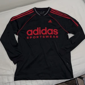 Ny Adidas träningströja långarmar - Fet, helt ny adidas sportswear tröja för träning. Bara använd en gång, säljs eftersom den är för liten. Storlek M. Dm direkt om du undrar något🫵.