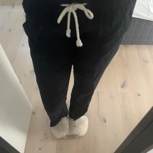 Roxy linnebyxor - Fint skick förutom defekter på insidan av benet, syns på sista bilden. När man har på de är det verkligen inget som man tänker på dock. Skriv vid frågor!💓de är alltså svarta, inte mörkblå