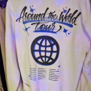 Hov1 2019 hoodie - Merch från hov1s höstturne 2019. Trycket har börjat spricka lite men annars bra kvalite