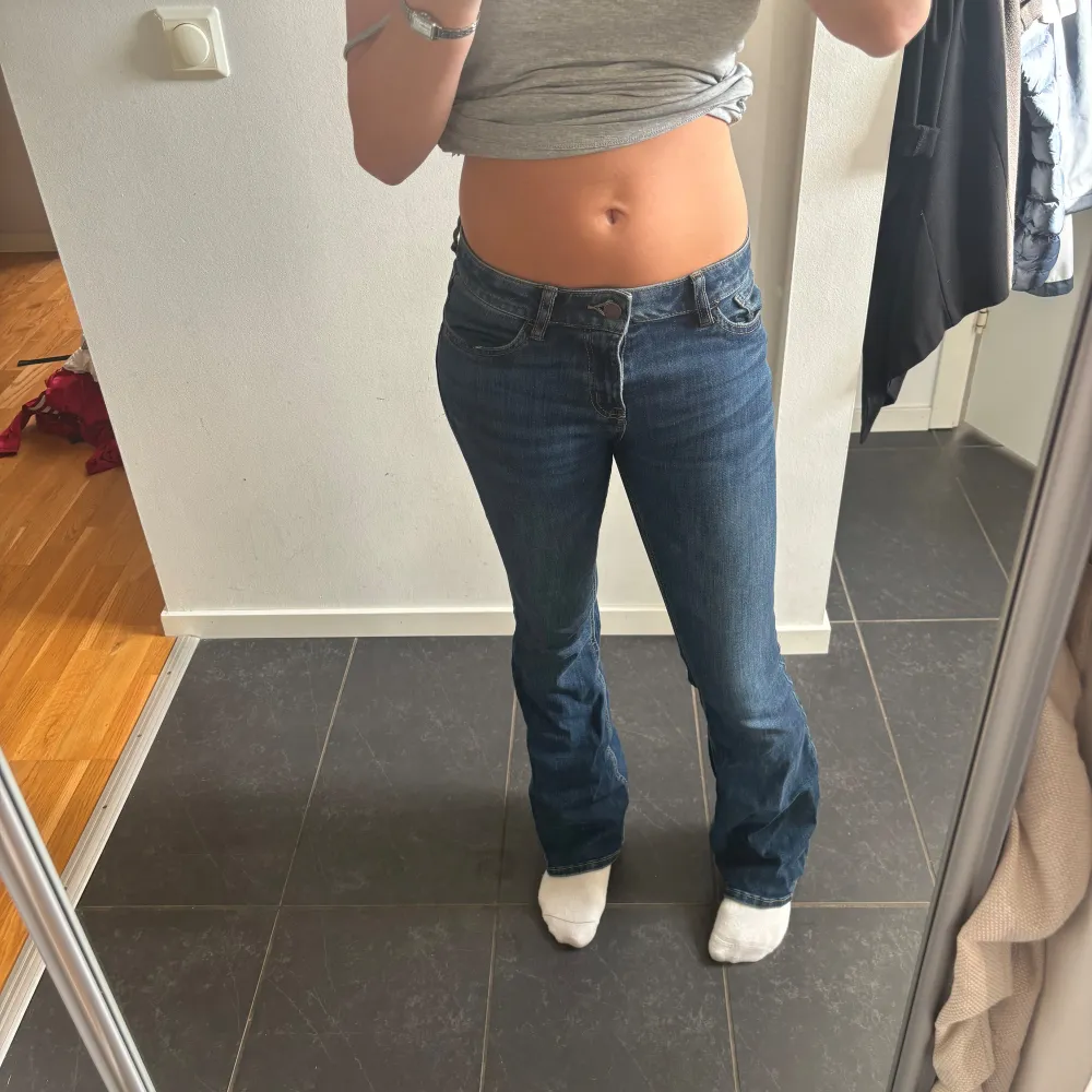 super fina jeans från lindex, dem passar perfekt på mig som brukar bära xs-s💞. Jeans & Byxor.