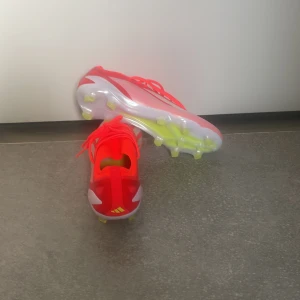 Adidas Crazyfast elite FG - Helt oanvända. Skick 10/10. Precis köpta i storlek 39 1/3. Nypris 2399 Säljs för 1799