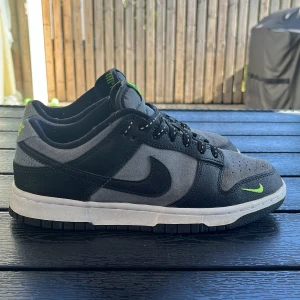 Nike Dunk Low - Ett par nike dunks low black gray green strike utan box i storlek 38 1/2 som jag säljer för 1000kr finns ej att köpa längre. Skicket på dessa är 9 av 10 som knappt är använda pågrund av jag växt ifrån skorna.