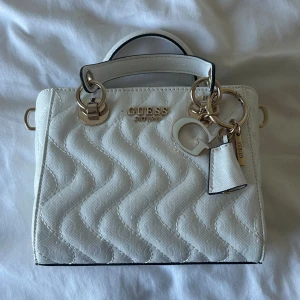 Guess handbag/ shoulder bag  - En jätte söt guess handväska som också går att använda som axelväska! Den är i ny skick och endast använd tre gånger! 