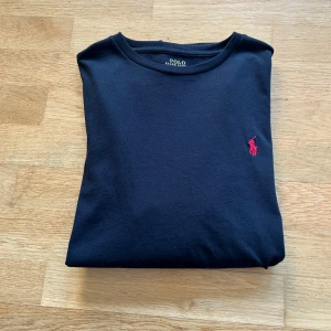 Ralph Lauren Långärmad T-Shirt - Långärmad Ralph Lauren tröja i t-shirt material.  Knappt använd! Skriv i pm vid frågor.