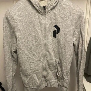 Peak Performance Zip tröja  - Zip tröja från Peak Performance. Den är använd men fint skick. Storlek M.