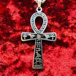 Nytt halsband m Ankh Vampyr rostfritt stål Metal Goth Punk Rock Alternativ  - Nytt silverfärgat och svart halsband i rostfritt stål med ankh-symbol.   Stilrent och kraftfullt.   Amuletten är 5,cm lång x 3 cm bred.   60 cm ormkedja. Hummerlås.  Den forntida egyptiska symbolen anses stå för evigt liv, odödlighet & reinkarnation.