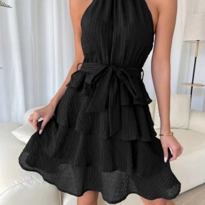 Superfin klänning  - Superfin svart klänning aldrig använd då det inte är min stil. (Lånad bild) 