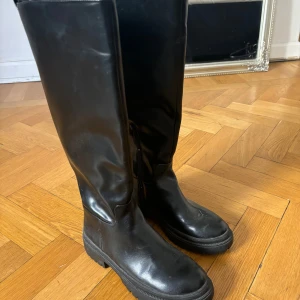 Knähöga boots - Knähöga stövlar från nakd, använda en gång! Storlek 41