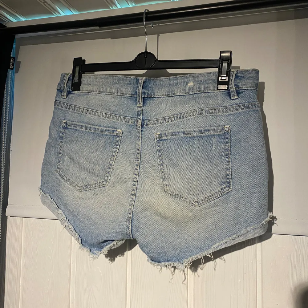 Ljusblå jeansshorts med slitningar. Köpta på Cubus, knappt använda . Shorts.