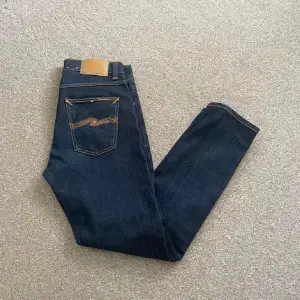 Nudie jeans i storlek 29x30. Mycket bra skick, använda få tal gånger. Fråga om ni har några funderingar🤗