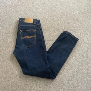 Nudie jeans  - Nudie jeans i storlek 29x30. Mycket bra skick, använda få tal gånger. Fråga om ni har några funderingar🤗