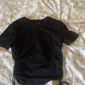 Svart zara topp - Säljer denna toppen ifrån zara då jag inte använder den. Den är i mycket bra skick och väldigt skön. 