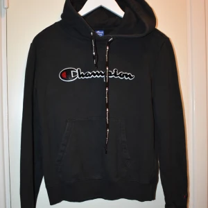 Hoodie Champion - Armhåla till armhåla = 50.5cm Armhåla till handled = 48.5cm Axel till handled = 59.5cm Axel till midja = 56.5cm Nacke till midja = 57.5cm  Kostar runt 500kr i butik säljer för 250 Märke: Champion  Material: Bomull