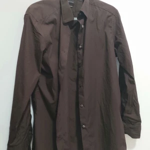 Zegna Skjorta - Ermengildo Zegna skjorta, färg brun / vinröd. Nypris ca. 3000kr Pris kan diskuteras! Perfekt skick, aldrig använd.