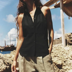 Topp i linne  - Från Zara. Storlek M. Öppen rygg. Köpt för 329kr säljer för 200