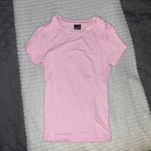 Gina Tricot t-shirt - Säljer den helt oanvänd, storlek XXS