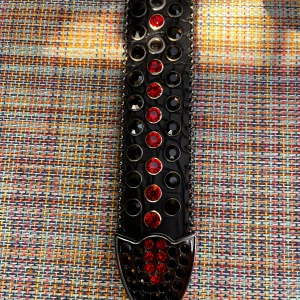 Nitbälte typ🥲 - Säljer detta bälte med röda och svarta stenar då det inte föll mig i smaken. Nyskick! Superbra kvalitet, stenarna sitter fast som nitar på baksidan så de ramlar nog inte av i första taget💕 kontakta gärna vid frågor💕