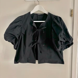 Gina blus - Vääärldens sötaste blus från Gina Tricot som varit väldigt eftertraktad 🥰 Använts vid endast 3 tillfällen! Skickar gärna fler bilder privat 😍