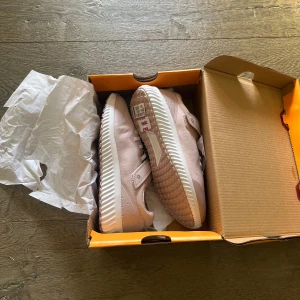 Helt nya rosa Leaf-skor - Aldrig använt förut, i ursprunglig skokartong. Super fin rosa färg med kardborreband, normala i storleken.