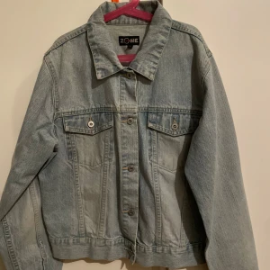 Jeans jacka  - Storlek L. Men funkar som S och M. Ny aldrig använt den. 