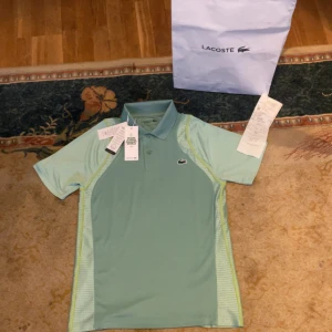 Lacoste pike  - Skön Lacoste pike kan användas som tshirt storlek xs men passar som S oanvänd helt ny svår och få tag på sällsynt kvitto finns. Ord pris 1200 100% äkta MÖTS upp Göteborg.