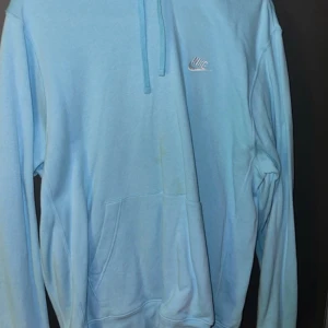 Blå Nike hoodie - Oanvänd. Ficka på magen och luva. Köpt för 750 kr. Vid frågor eller behov av fler bilder, skicka ett meddelande ☺️