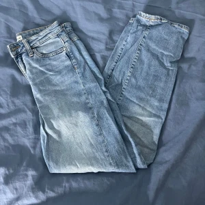 Mom fit straight jeans - Säljer mina jeans från Cubus som har blivit för små, är använda men fortfarande i ett väldigt bra skick