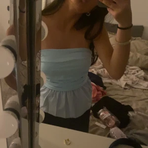 Tub topp med volang  - Säljer denna helt oanvända tub toppen med volang💗 Köp gärna via köp nu kan posta så snabbt som möjligt!💕💕 pris kan diskuteras, materialet på volangen är annorlunda till toppen