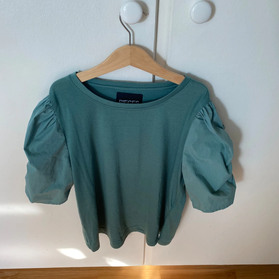 t-shirt med puffärm - 91