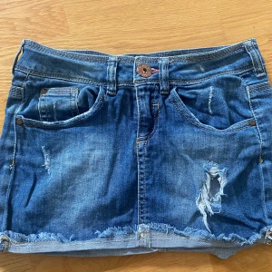 Miniskirt  - Super fin mini skirt, dragkedjan har hoppat ut men går såklart att laga, skriv för mått💕