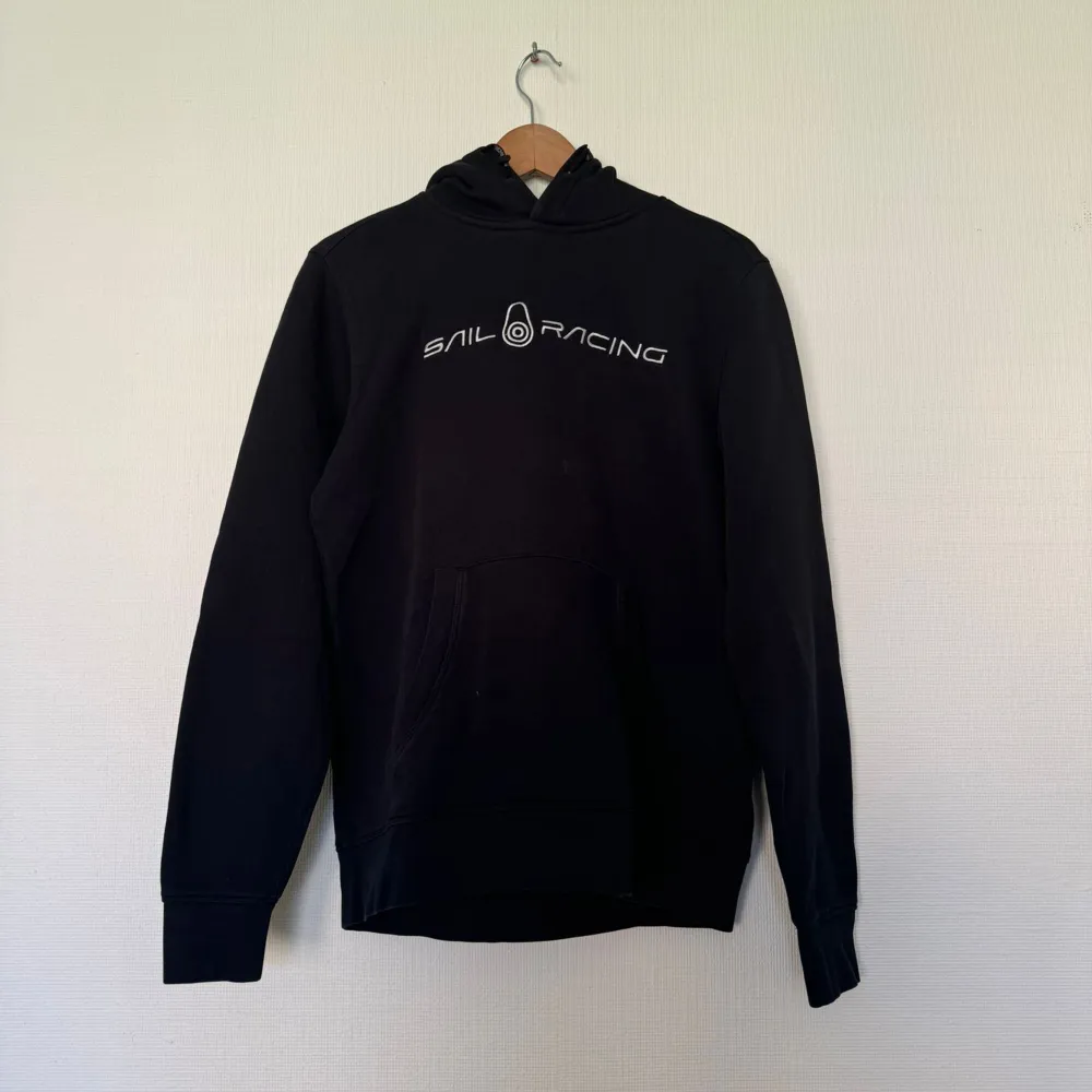 En svart sail racing hoodie, nästan helt oanvänd. Hoodies.