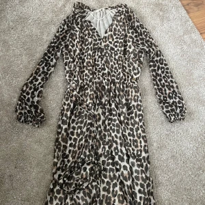 Leopard klänning - Snygg klänning ifrån pernilla whalgren säljes💕