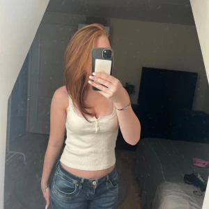 Fint linne från Brandy Melville - Jätte gulligt linne med spets detaljer från Brandy Melville.