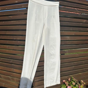 Vita tygbyxor  - Säljer då de är för små Mid rise  Perfekt till fest eller stranden