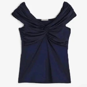 H&m topp - Säljer nu min jätte fina populära topp från h&m då jag inte tycker att den passar på mig längre💞köpt den här på plick och den är andvänd minst 2 gånger och är som ny 