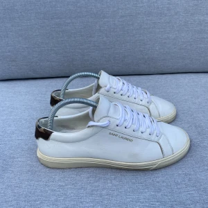 Saint Laurent  - Tja! Säljer ett par saint Laurent. Skorna är i storlek 39 men sitter som 40. Skicket är 9/10 inga defekter. Bara o skriva vid minsta fundering🙌