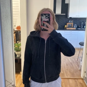Zip hoodie  - Grå/svart zip hoodie som är lite nopprig. 
