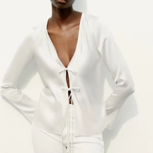 Blus - Superfin blus med knytning från Zara. Slutsåld på hemsidan. Helt oanvänd, säljer då den är för lite för mig. Storlek XS