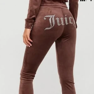 Bruna juicy couture byxor!! - Säljer bruna juicy byxor, som är i väldigt bra skick! Använda några gånger, men kommer ej till användning läng! Skriv för egna bilder 💗💗🙌🏼💓