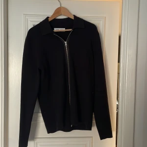 Samsøe samsøe - Säljer nu en cardigan från samsøe samsøe skick 9/10 storlek medium. Nypris 1500kr