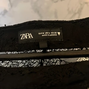 Zara spetsbyxor  - Endast testade. Storlek M men passar även mindre då de e stretchiga. 