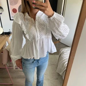 Blus - Säljer denna jättefina blusen från bikbok. Inga defekter alls och är i nyskick. Använd fåtalgånger
