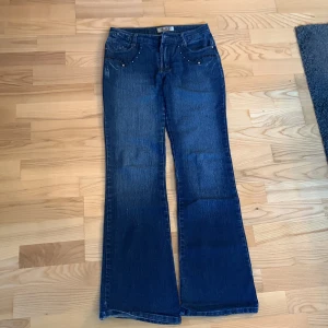 Bootcut jeans - Säljer ett par lågmidjade bootcut jeans pga att dem är för stora. Knappen där fram saknas men det går att sätta dit en ny. Jeansen är i jätte bra skick. Dem är köpte här på plick men kommer tyvär inte till användning❤️